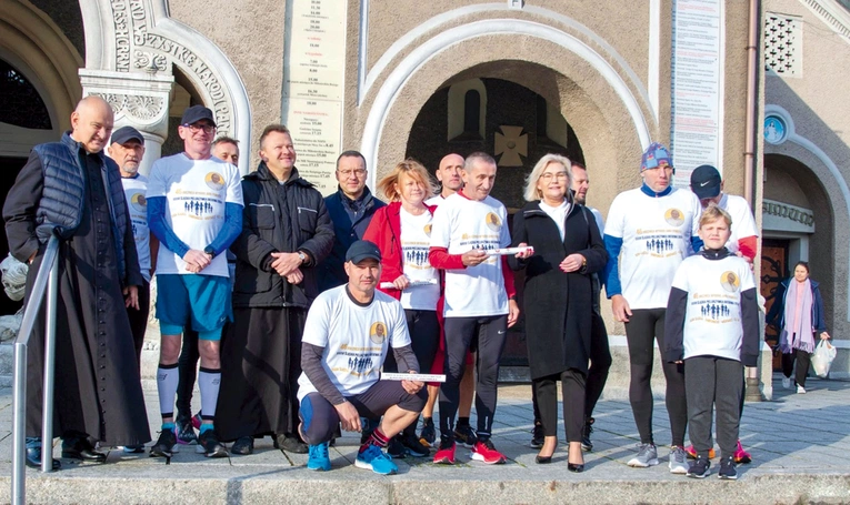 Uczestnicy sztafety wraz z ks. Arturem Więckiem oraz Aleksandrą Skowronek, wiceprezydent Rudy Śląskiej.