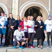 Uczestnicy sztafety wraz z ks. Arturem Więckiem oraz Aleksandrą Skowronek, wiceprezydent Rudy Śląskiej.