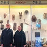 Ks. Rafał Lar (z lewej) i ks. Sebastian Kreczmański starają się znaleźć nowe metody opowiadania o misjach w muzeum, które działa w parafii.