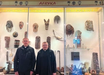 Ks. Rafał Lar (z lewej) i ks. Sebastian Kreczmański starają się znaleźć nowe metody opowiadania o misjach w muzeum, które działa w parafii.
