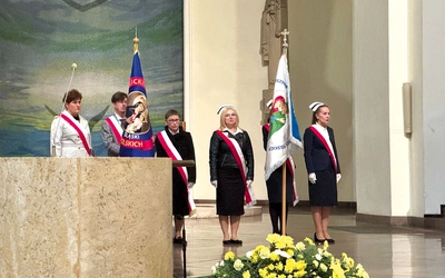 W Eucharystii uczestniczyły poczty sztandarowe przedstawicieli środowisk medycznych.