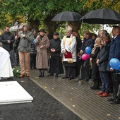 	Uroczystość odbyła się na darłowskim cmentarzu. Joanna Klimowicz z mikrofonem. 