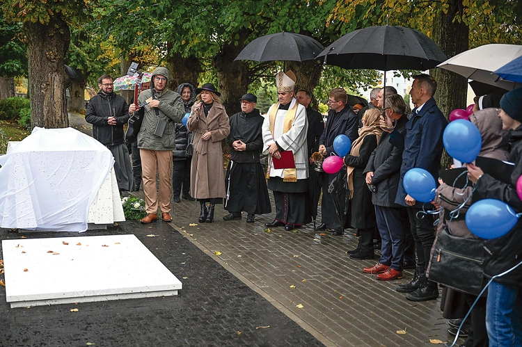 	Uroczystość odbyła się na darłowskim cmentarzu. Joanna Klimowicz z mikrofonem. 
