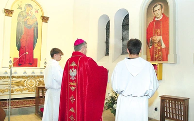 	Biskup Zieliński okadził relikwie błogosławionego męczennika.