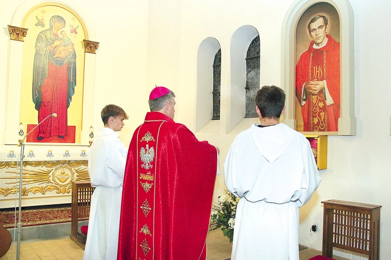	Biskup Zieliński okadził relikwie błogosławionego męczennika.