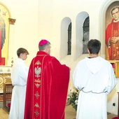 	Biskup Zieliński okadził relikwie błogosławionego męczennika.