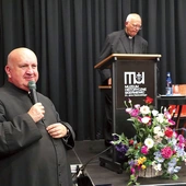 Ks. Grzegorz Gołąb (z lewej) od lat starannie dobiera prelegentów cenionych w Kościele katolickim.  Wybór ks. prof. Chrostowskiego był oczywisty. 
