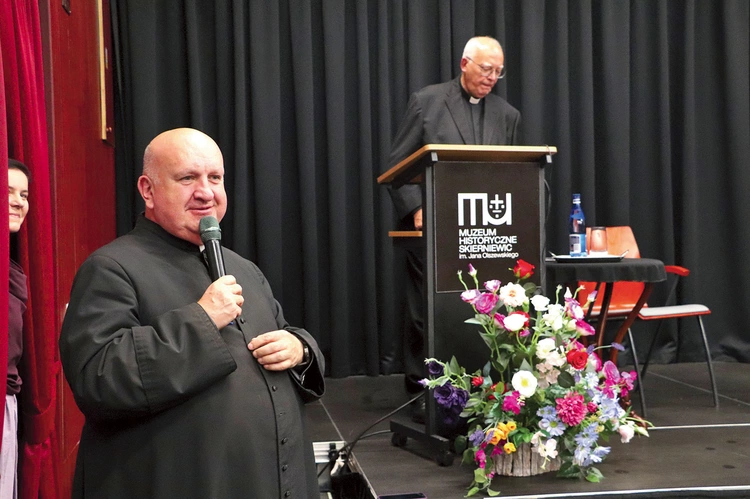 Ks. Grzegorz Gołąb (z lewej) od lat starannie dobiera prelegentów cenionych w Kościele katolickim.  Wybór ks. prof. Chrostowskiego był oczywisty. 