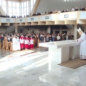 	Liczni wierni potwierdzili swoją obecnością, że to miejsce będzie miało komu służyć do spotkania z Bogiem.