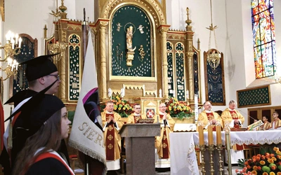 Rocznicowej Eucharystii przewodniczył biskup Mirosław Milewski.
