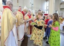 Do ołtarza dary przyniosły Dzieci Maryi w strojach z różnych kontynentów.