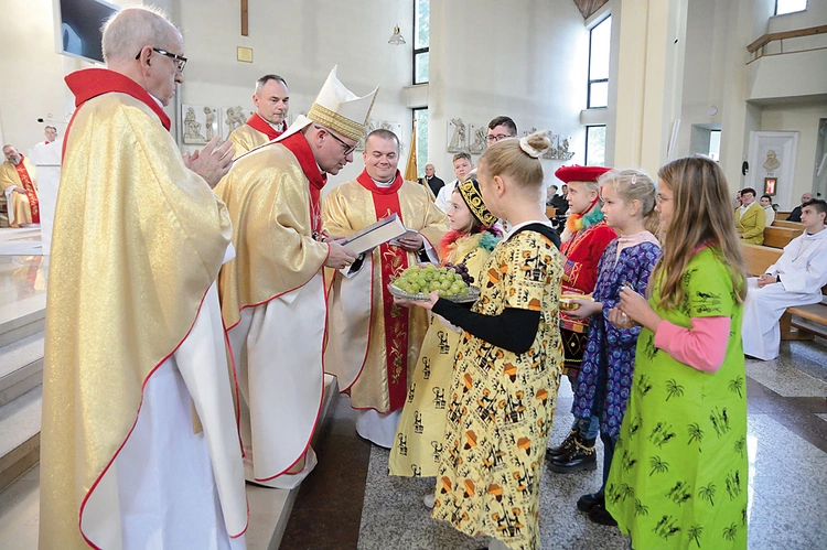 Do ołtarza dary przyniosły Dzieci Maryi w strojach z różnych kontynentów.