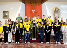 Stypendyści wraz z bp. Waldemarem Musiołem.