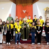 Stypendyści wraz z bp. Waldemarem Musiołem.