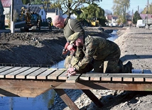 Stabilne mostki i umocnione drogi to krok do normalności.