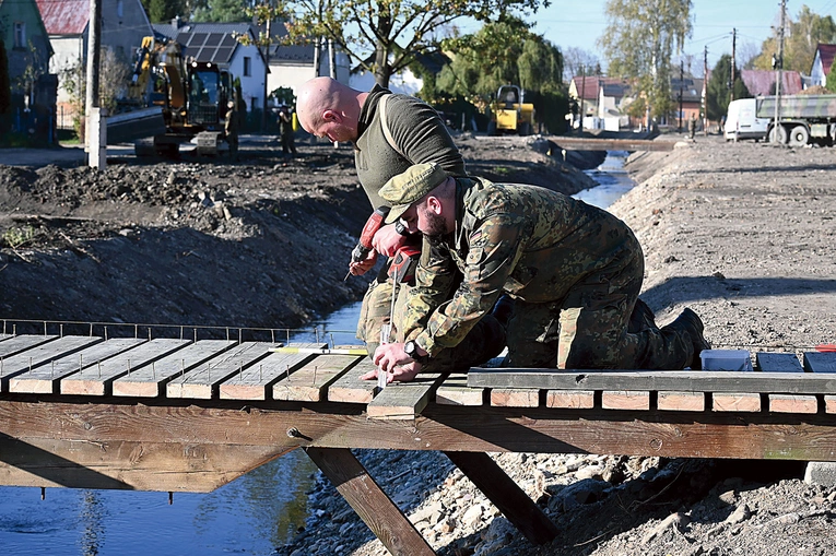Stabilne mostki i umocnione drogi to krok do normalności.