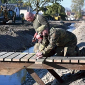 Stabilne mostki i umocnione drogi to krok do normalności.