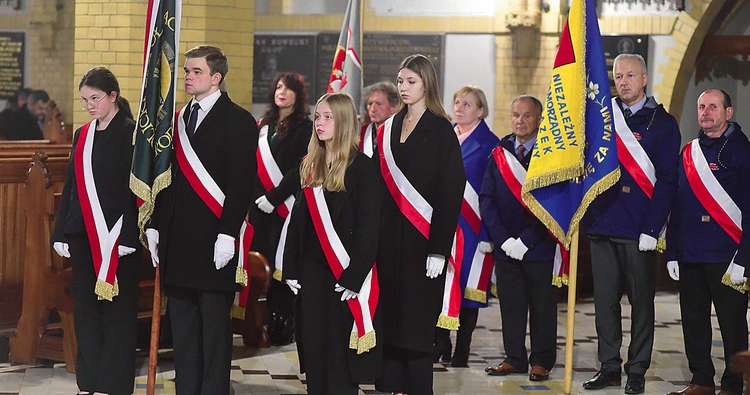 Na Eucharystii obecne były liczne poczty sztandarowe.