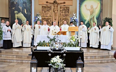Eucharystia w kaplicy na cmentarzu komunalnym w Ostrowcu Świętokrzyskim.