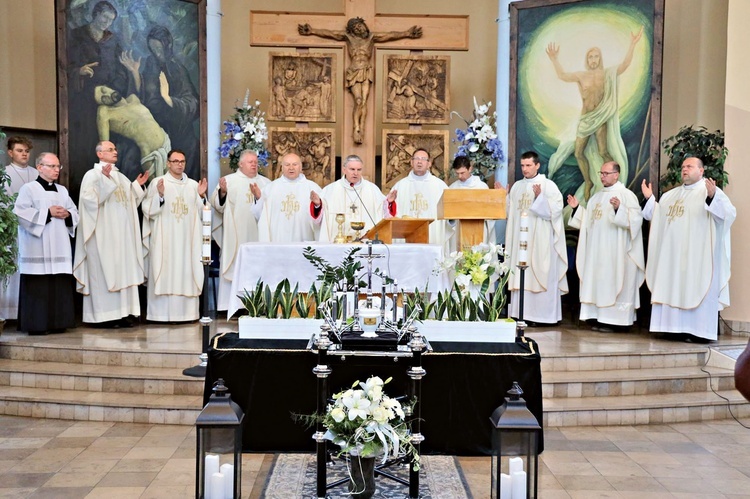 Eucharystia w kaplicy na cmentarzu komunalnym w Ostrowcu Świętokrzyskim.