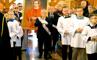 Relikwiarz niósł przedstawiciel Stowarzyszenia Działaczy Opozycji Antykomunistycznej „Wolni i Solidarni”.