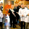 Relikwiarz niósł przedstawiciel Stowarzyszenia Działaczy Opozycji Antykomunistycznej „Wolni i Solidarni”.
