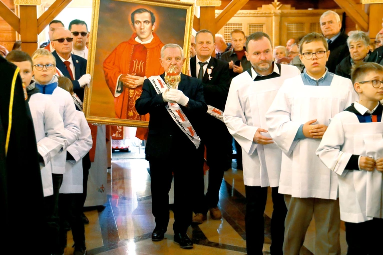 Relikwiarz niósł przedstawiciel Stowarzyszenia Działaczy Opozycji Antykomunistycznej „Wolni i Solidarni”.