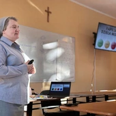 Siostra Monika Juszka podczas spotkania, które odbyło się w Centrum Edukacji Katolickiej w Świdnicy. 