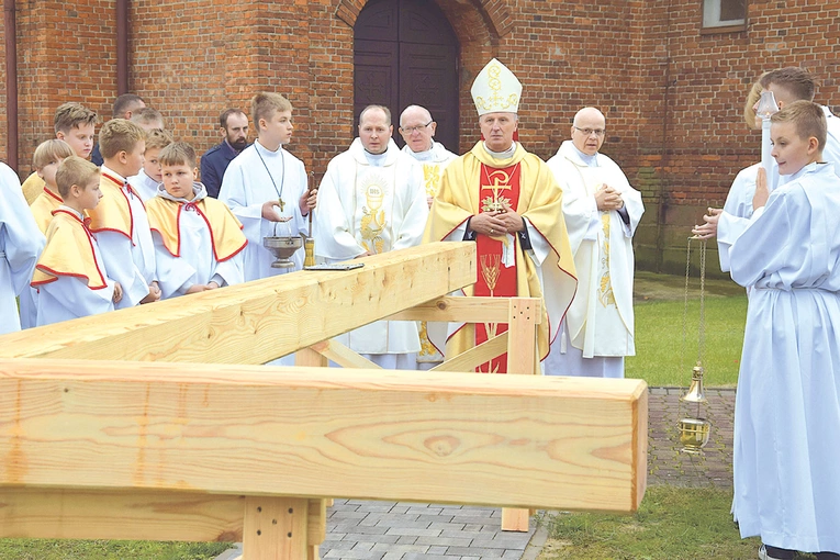 Poświęcony krzyż stanie przy miejscowej świątyni.
