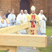 Poświęcony krzyż stanie przy miejscowej świątyni.
