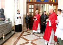 Na sarkofagu tragicznie zmarłego biskupa radomskiego złożono kwiaty.
