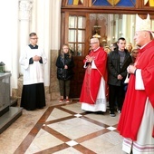 Na sarkofagu tragicznie zmarłego biskupa radomskiego złożono kwiaty.