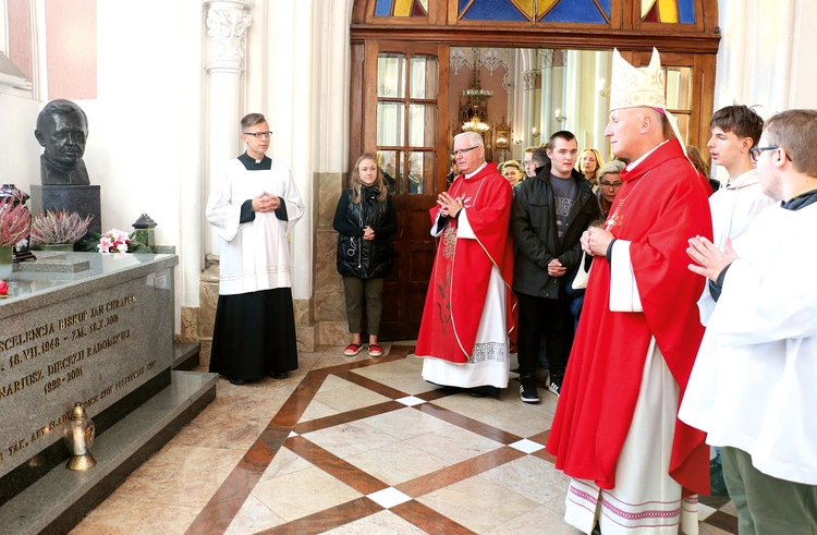 Na sarkofagu tragicznie zmarłego biskupa radomskiego złożono kwiaty.
