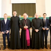 Alumni I roku z bp. Markiem Solarczykiem, rektorem ks. Markiem Adamczykiem (z prawej)i dyrektorem Instytutu Teologicznego św. Kazimierza ks. Sławomirem Czajką.