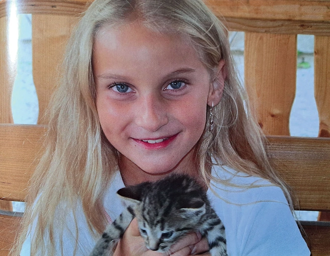 	Szczęśliwa 11-latka. W całym albumie pełno jej takiej.
