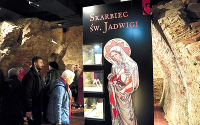 Informacje na temat zwiedzania obiektu dostępne są na: zamekwroclaw.ssnd.pl.