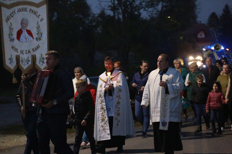 Procesja różańcowa w Wietrzychowicach