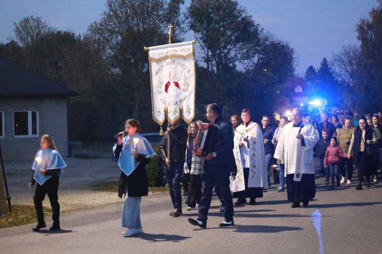 Procesja różańcowa w Wietrzychowicach