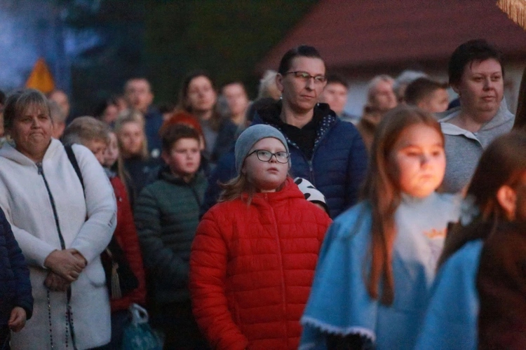 Procesja różańcowa w Wietrzychowicach
