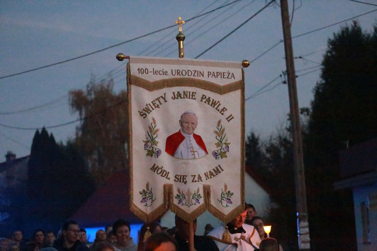 Procesja różańcowa w Wietrzychowicach
