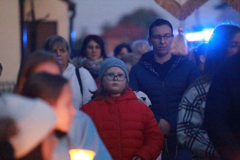 Procesja różańcowa w Wietrzychowicach