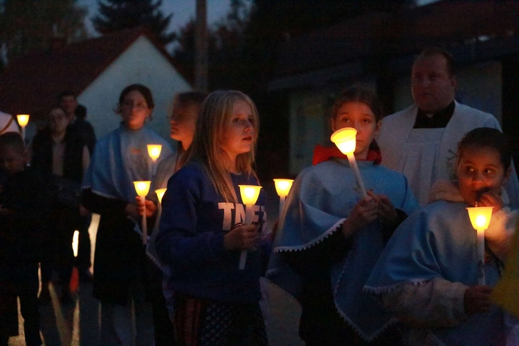 Procesja różańcowa w Wietrzychowicach