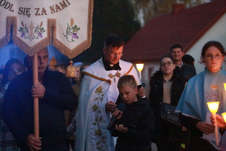Procesja różańcowa w Wietrzychowicach
