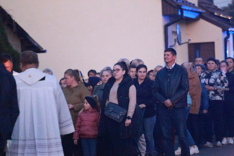 Procesja różańcowa w Wietrzychowicach