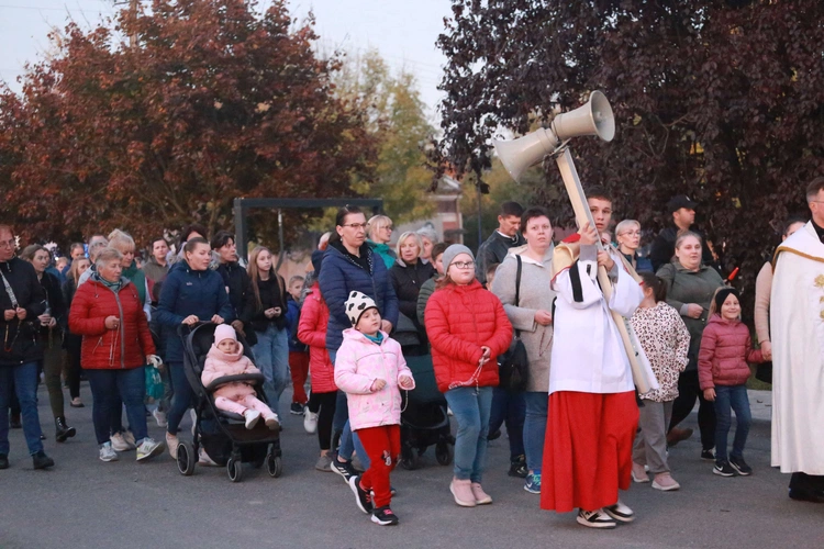 Procesja różańcowa w Wietrzychowicach