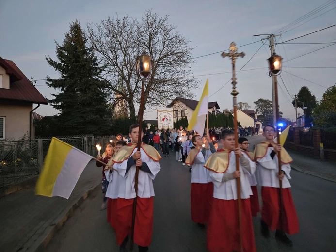 Procesja różańcowa w Wietrzychowicach