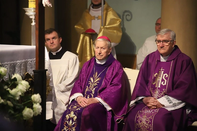 Pierwsza część uroczystości pogrzebowych ks. inf. Jerzego Bryły