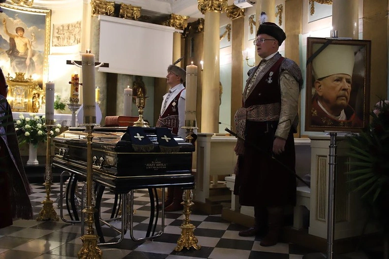 Pierwsza część uroczystości pogrzebowych ks. inf. Jerzego Bryły