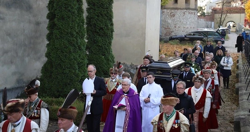 Pierwsza część uroczystości pogrzebowych ks. inf. Jerzego Bryły