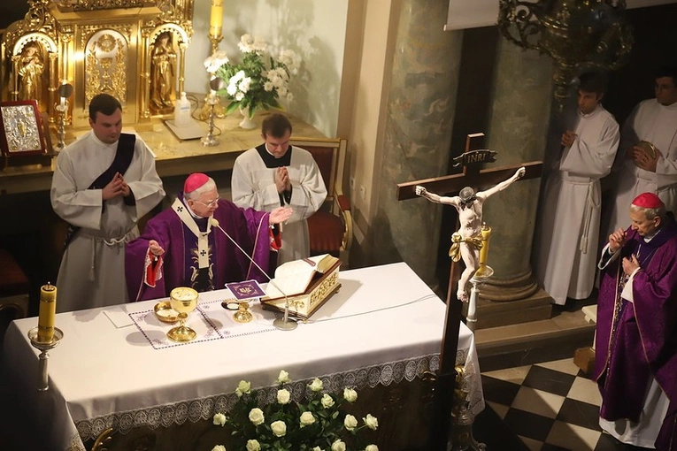 Pierwsza część uroczystości pogrzebowych ks. inf. Jerzego Bryły